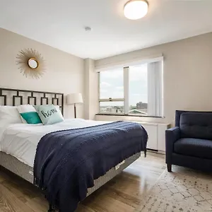 Cozystays Stylish In Downtown Apartment