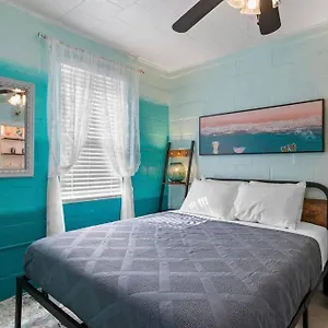 Mermaids Grotto Waterfront 1br Apt With Bay View , Tampa United States